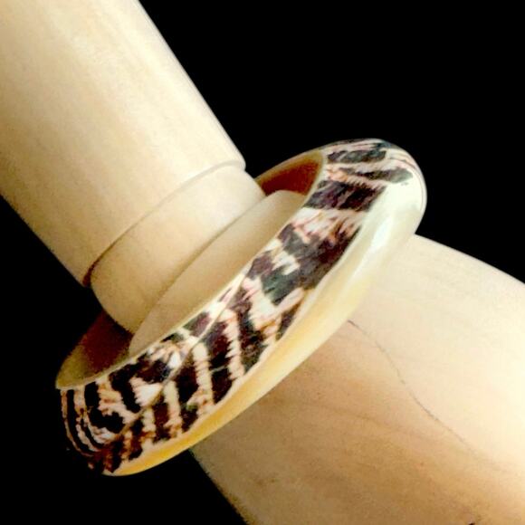 Vintage Carved Tiger Cowrie Polished Shell Bangle Bracelet Mother of Pearl Boho - Picture 12 of 14